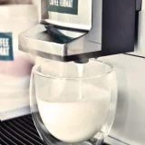 Coffee Format BREAK — podawanie mleka do szklanki