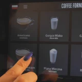 Coffee Format DEMY — zbliżenie menu napojów na ekranie