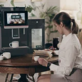 Coffee Format DEMY obok stolika w strefie dla gości
