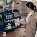 Wybór napoju na dotykowym ekranie Coffee Format DEMY