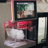 Coffee Format DUKE — podświetlony front i ekran z materiałem reklamowym