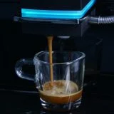 Nalewanie kawy do szklanki w ekspresie Coffee Format SEED