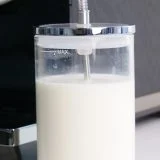 Spienione mleko w szklance pod wylewką Coffee Format SEED