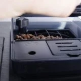 Otwarty pojemnik z ziarnami w ekspresie Coffee Format SEED