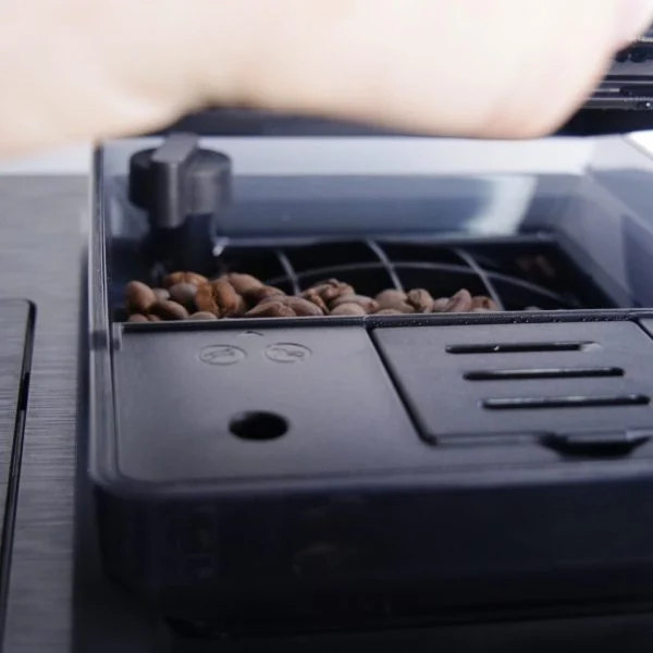 Otwarty pojemnik z ziarnami w ekspresie Coffee Format SEED