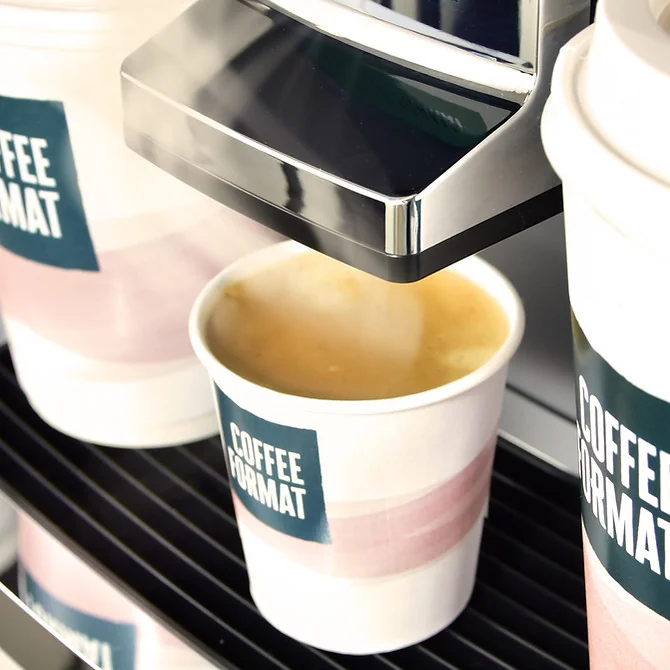 Coffee Format BREAK — kawa w kubku pod wylewką ekspresu