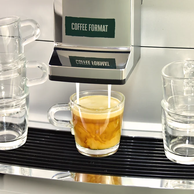 Coffee Format BREAK podczas przygotowania kawy mlecznej w szklance