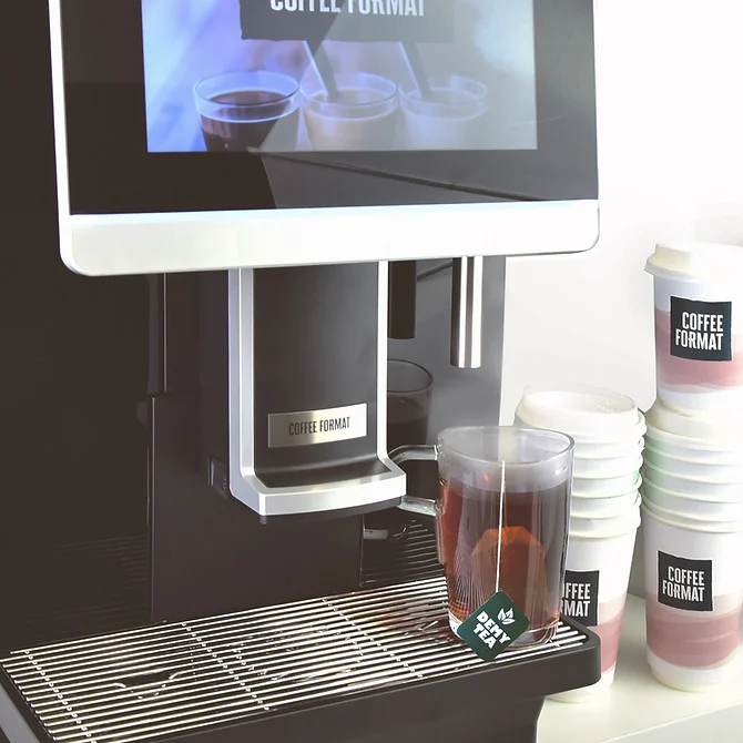 Coffee Format DEMY — szklanka herbaty przy oddzielnej wylewce gorącej wody
