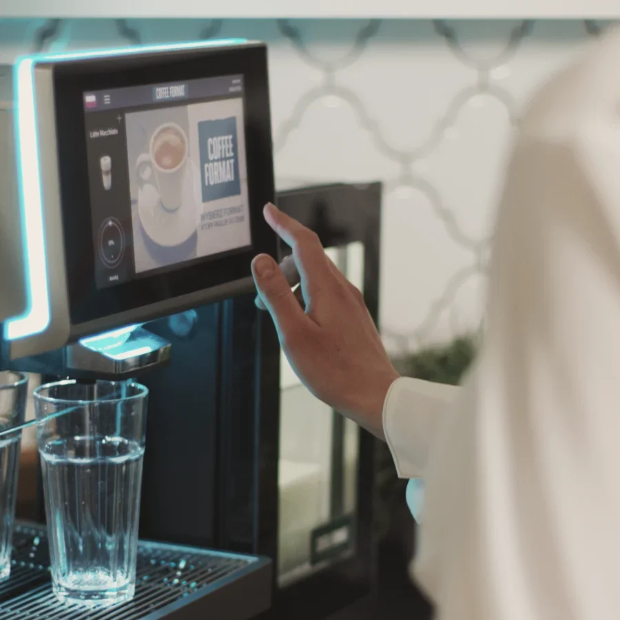 Coffee Format DUKE — użytkownik wybiera napój na ekranie dotykowym