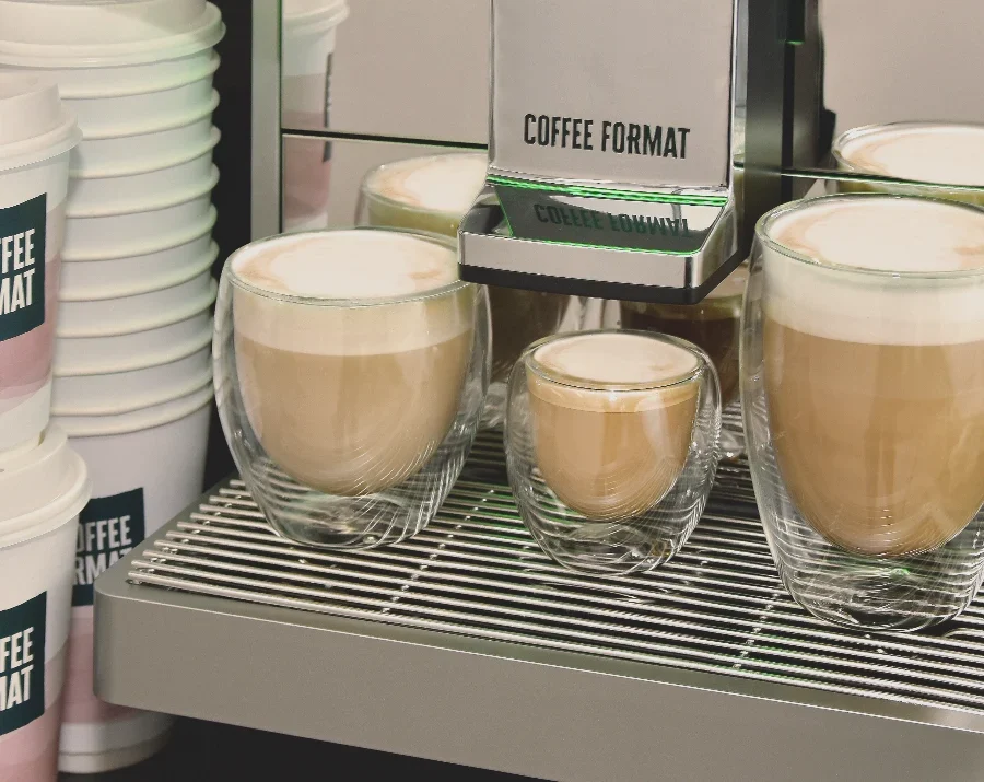 Coffee Format DUKE — espresso i dwie kawy mleczne w naczyniach różnej wielkości