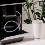 Coffee Format FIT z przewodem układu mlecznego i pojemnikiem na mleko obok ekspresu
