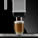Coffee Format GROW przygotowujący kawę mleczną w szklance