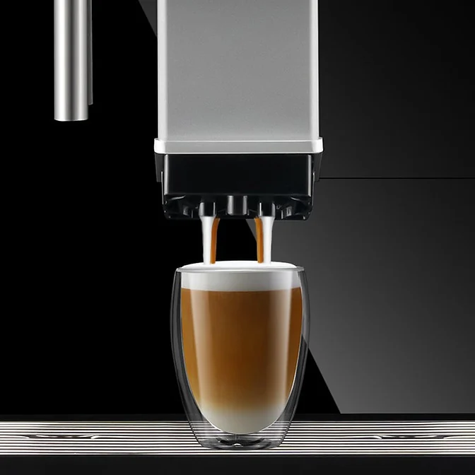 Coffee Format GROW przygotowujący kawę mleczną w szklance