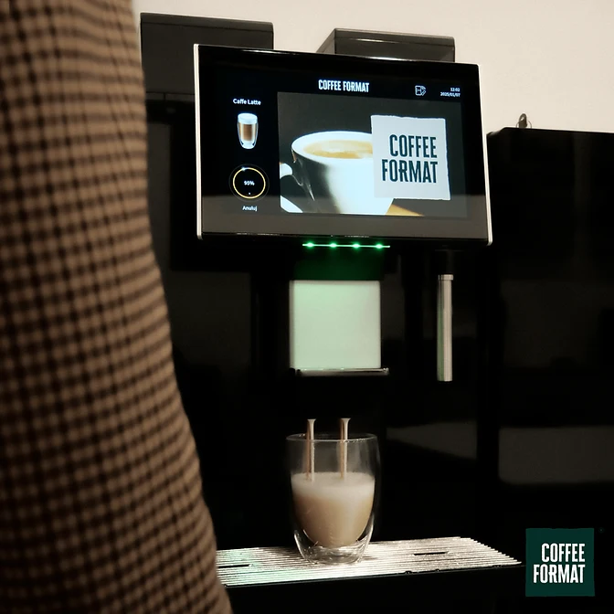 Coffee Format ZONE — kawa mleczna pod wylewką i grafika na ekranie