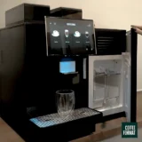 Coffee Format ZONE obok otwartej lodówki z dwoma pojemnikami na mleko