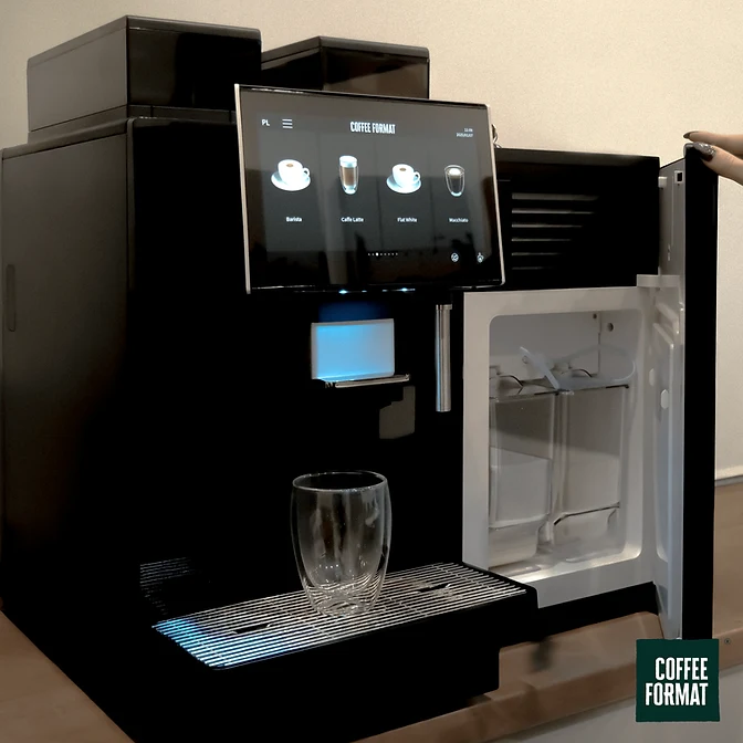 Coffee Format ZONE obok otwartej lodówki z dwoma pojemnikami na mleko