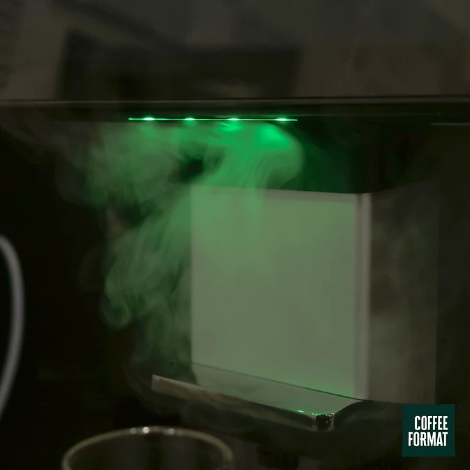 Coffee Format ZONE — zbliżenie wylewki z zielonym podświetleniem LED