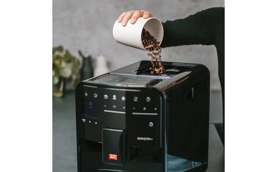 Melitta Barista SE — uzupełnianie ziaren w dwukomorowym pojemniku