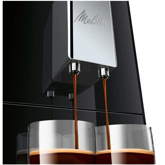 Melitta Solo — zbliżenie wylewki podczas parzenia espresso