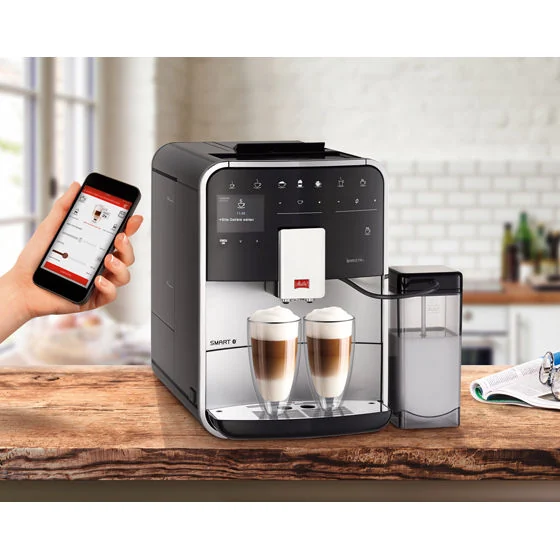 Melitta Barista T Smart podczas przygotowania kawy; pojemnik na mleko poza zestawem